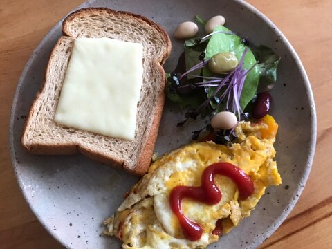 チーズトーストとパプリカオムレツの朝ごはん